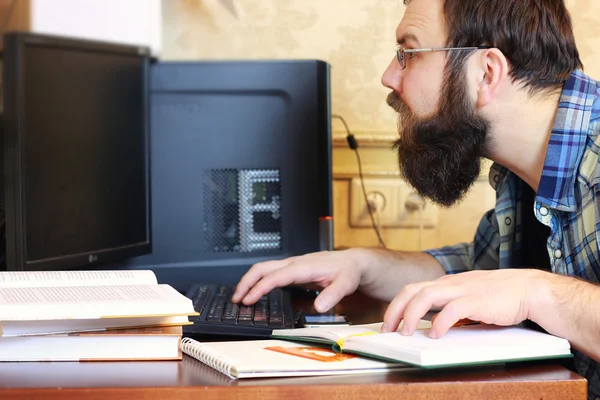 Mann schreibt Stift-Tabelle — Stockfoto