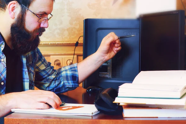 Trabalho masculino caneta computador escrever — Fotografia de Stock