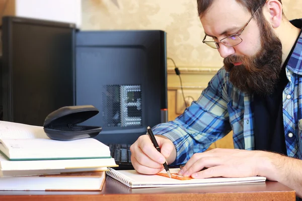 Чоловік пише таблицю ручок — стокове фото