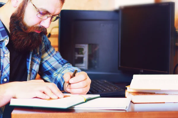 Männliche Arbeit Computer Stift schreiben — Stockfoto