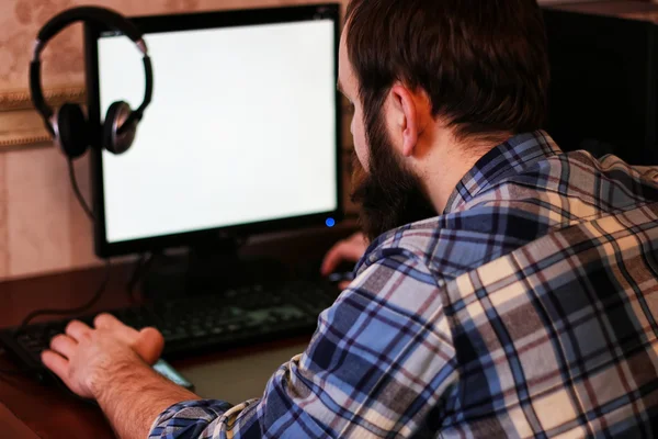 Mann spielt Computer mit Kopfhörern — Stockfoto