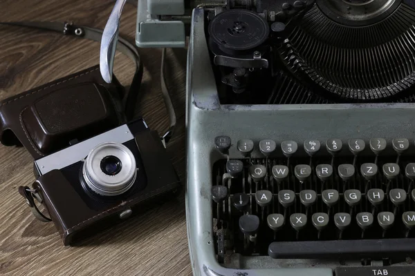 Schreibmaschine und Kamera retro — Stockfoto