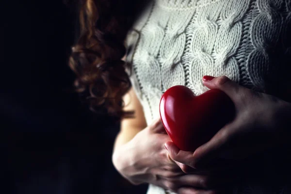 Mani femminili cuore seno amore — Foto Stock