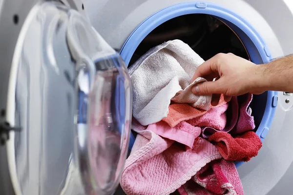 Положить ткань в washer — стоковое фото