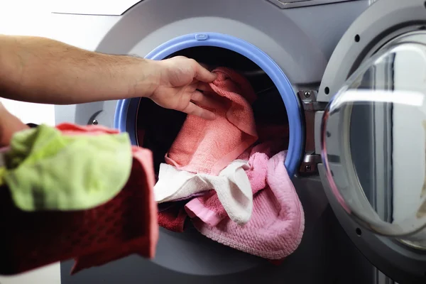 Máquina lavadora mano poner — Foto de Stock