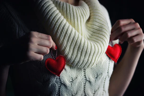 Hände weiblichen Herzens Brust — Stockfoto
