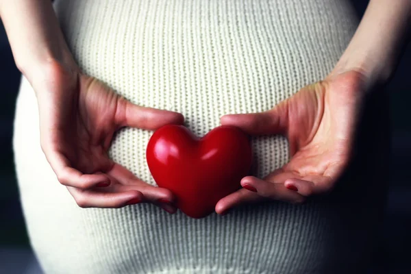 Mujer sosteniendo el corazón — Foto de Stock