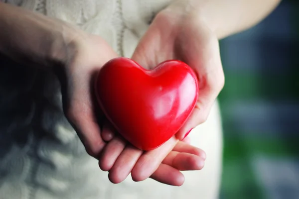 Weibliche Hand valentine Herz — Stockfoto