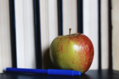 Eğitim kavramı kitap yığını, elma ve kalem