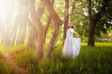 sonbaharda bir ağacın karşı beyaz elbiseli genç kız