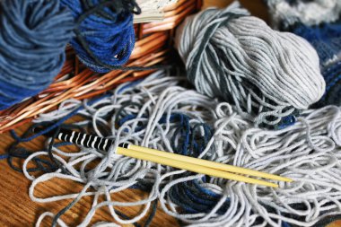 yün ve örgü iğneleri sepeti