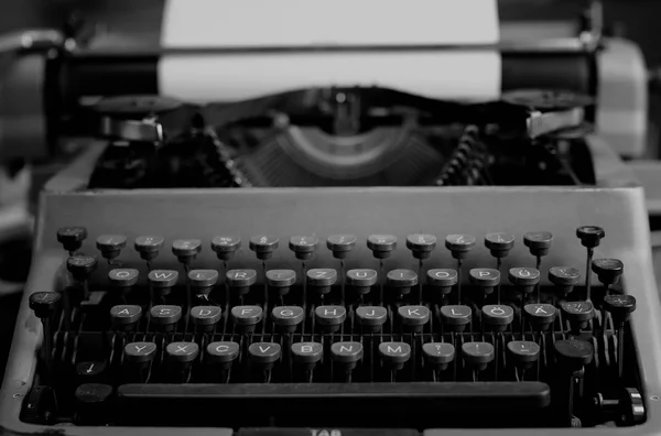 Letra retro blanco y negro de la máquina de escribir — Foto de Stock