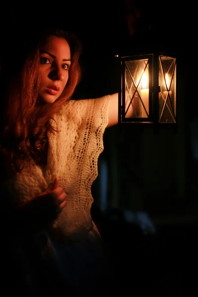 Kobieta świeca lampka ciemna noc — Zdjęcie stockowe