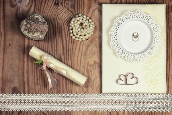 Accesorios de boda e invitaciones para enmarcar mesa de madera ligera — Foto de Stock