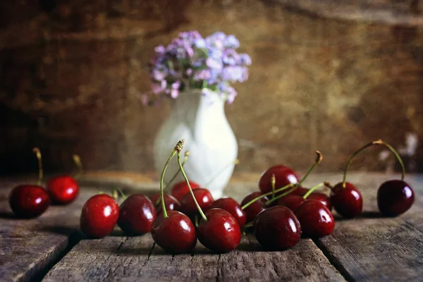 Bayas de cereza sobre fondo de madera retro — Foto de Stock