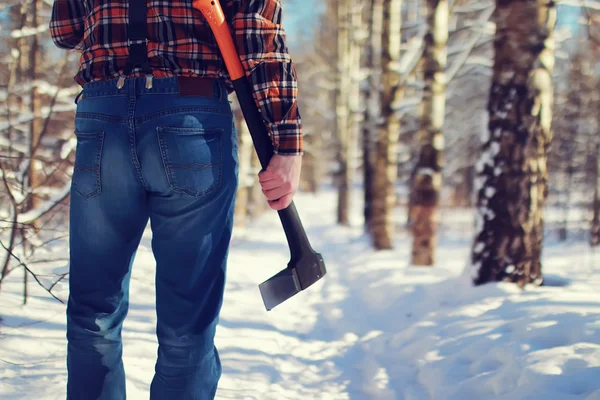 Soleil jour homme avec hache dans la forêt — Photo