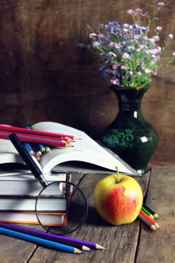 Eğitim kitap apple ve Büyüteç camı