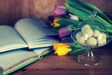 Lale ve çay ile ahşap arka plan