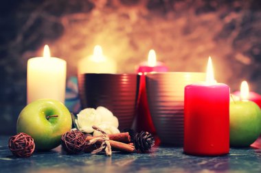 gece masa kupa ve mum