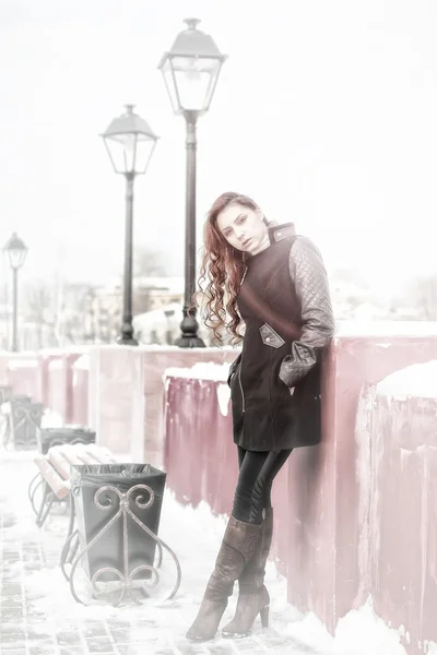 Женщина на зимней улице — стоковое фото