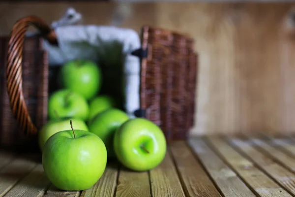 Grüner Apfel im Korb — Stockfoto