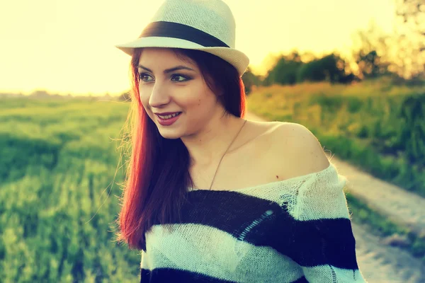 Ragazza in cappello campo moda tramonto — Foto Stock