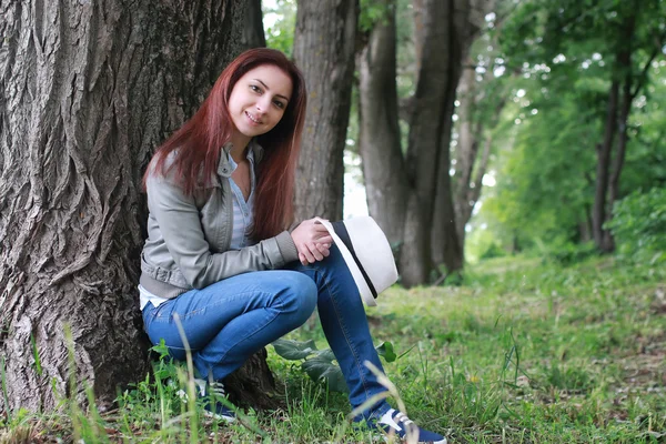 Donna in albero parco all'aperto — Foto Stock