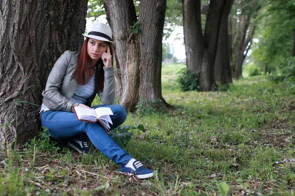 Дівчина з книгою в парку — стокове фото