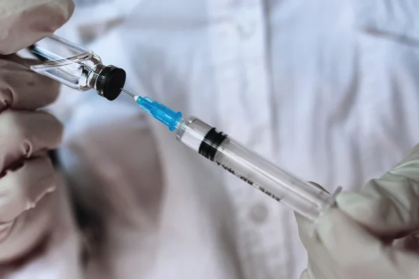 L'operatore sanitario inserisce il vaccino in una siringa — Foto Stock