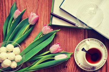 Lale ve çay ile ahşap arka plan