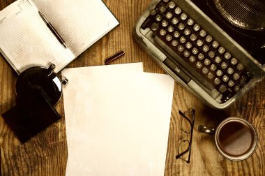 Daktilo retro masaüstüyle yazar