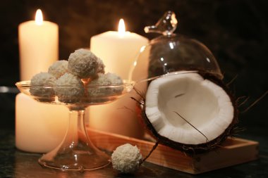 Ahşap arka plan üzerinde Cokonut şeker