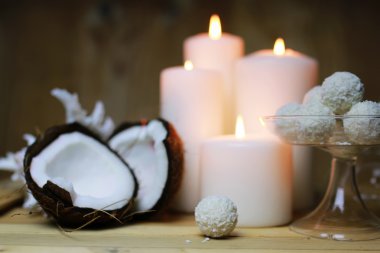 Ahşap arka plan üzerinde Cokonut şeker