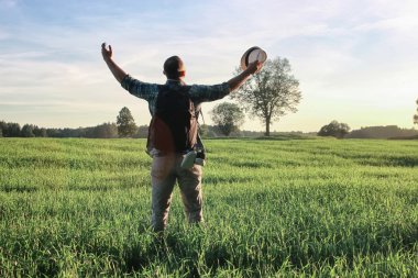 adam sırt çantası yolculuk doğa ile