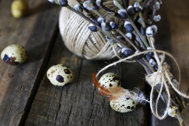 Bahar yumurta dal willow ahşap arka plan