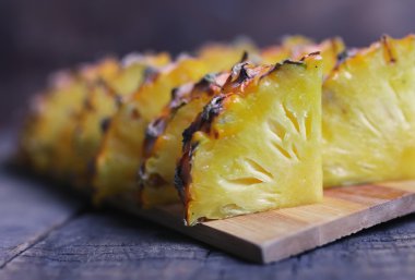 dilim ananas bıçak kesmek