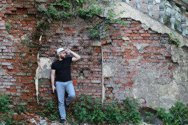 eski tuğla duvar adam stand