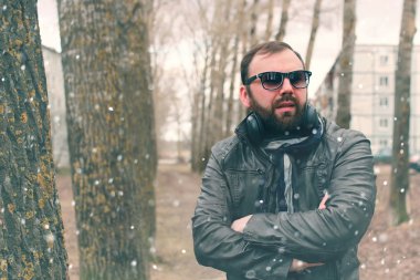 Kış sakallı adam Park kulaklık ile