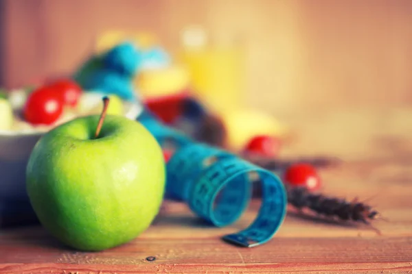 Régime fruit pomme centimètre fond en bois — Photo