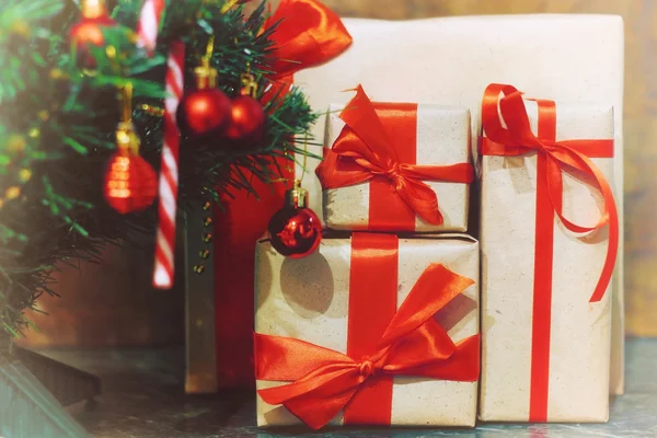 Hromadu dárků pod vánoční stromeček — Stock fotografie