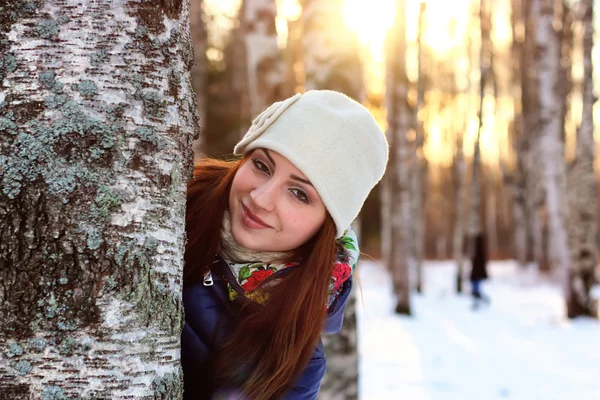 Retrato de invierno femenino en el bosque — Foto de Stock