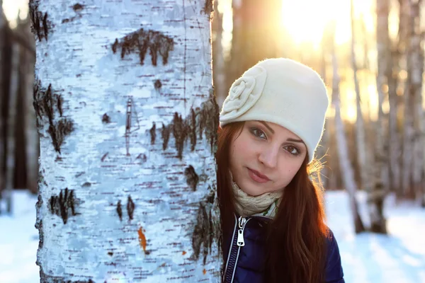 Retrato de inverno feminino na floresta — Fotografia de Stock