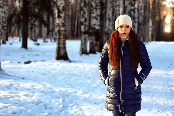 Vinter stående kvinna i skogen — Stockfoto