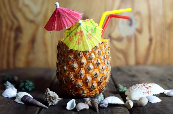 Ananas mit Stroh Holz Hintergrund — Stockfoto