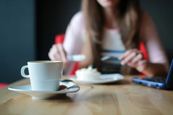 ノートブックとコーヒーのカップのためのカフェの女の子 — ストック写真