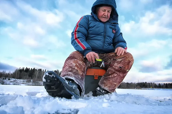 Pescador de invierno lago — Foto de Stock