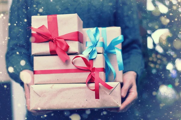 Pila de regalos para las vacaciones de Navidad —  Fotos de Stock
