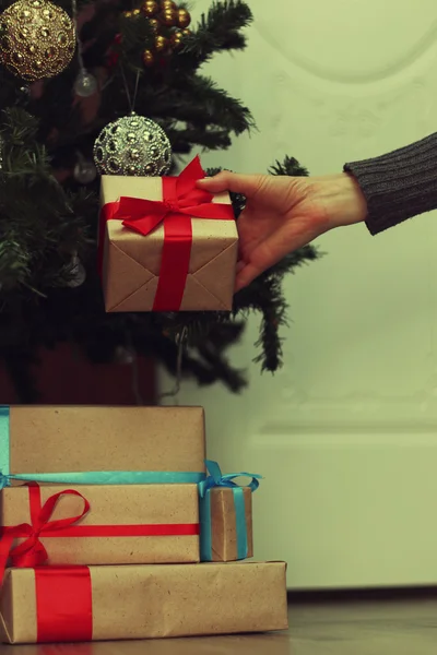 Zásobník dárek pod vánoční stromeček — Stock fotografie