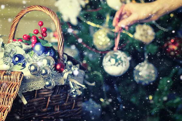 Cesta de brinquedo árvore de Natal — Fotografia de Stock