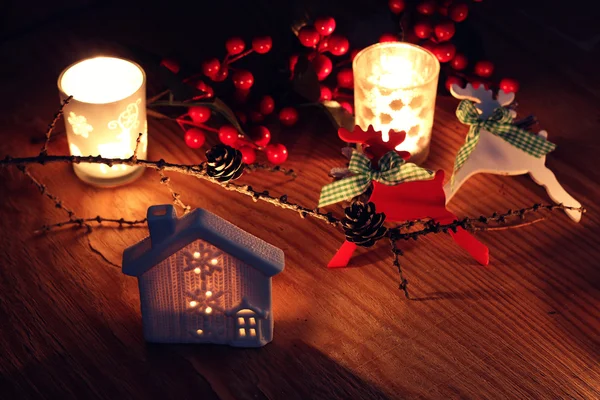 새 해 소나무 콘 촛불 테이블 — 스톡 사진